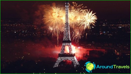 New Year's fireworks in Paris