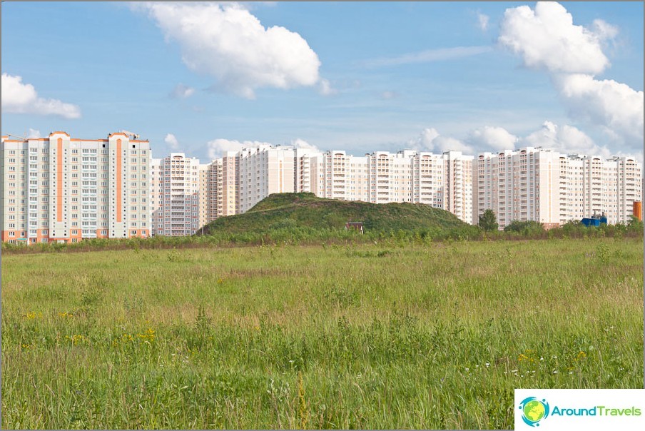 The new area of ​​Grasshoppers in Podolsk and the hill between the houses