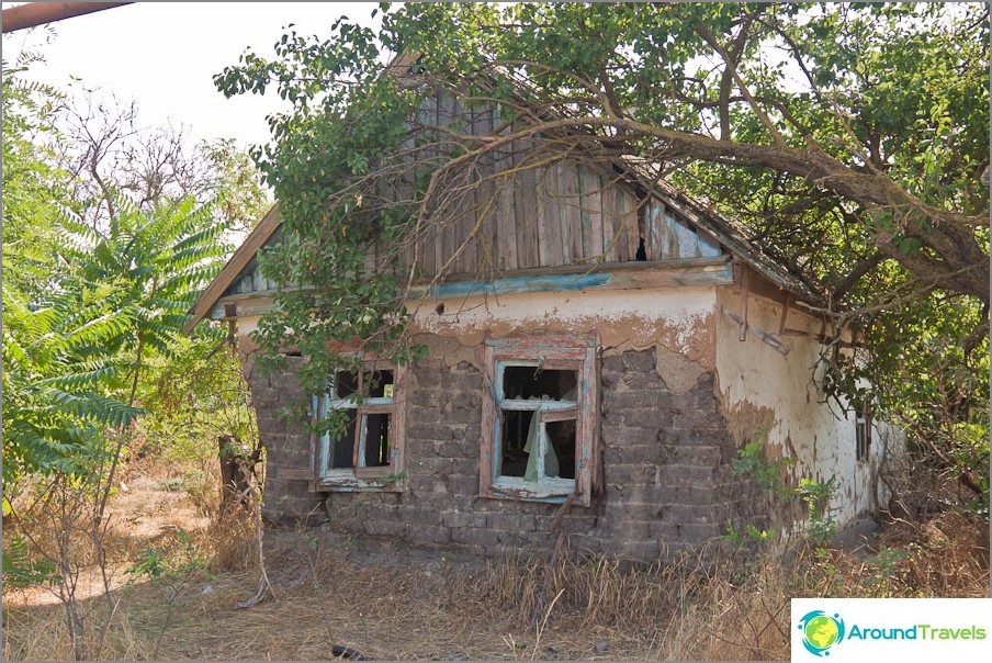 Abandoned houses in Yasenskaya crossing