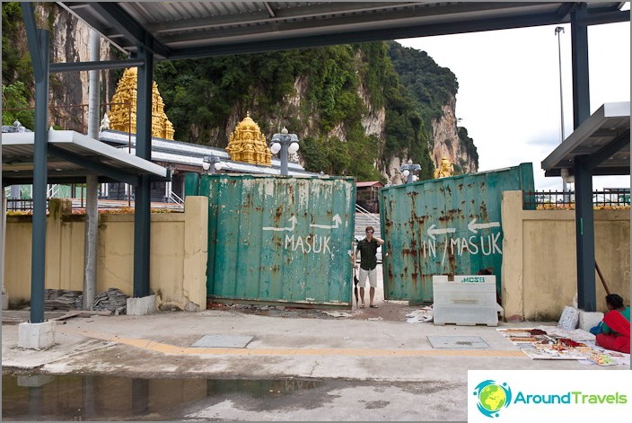 The inconspicuous entrance to the territory of the Batu Caves