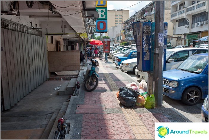 Sometimes sidewalks are made like in Thailand.