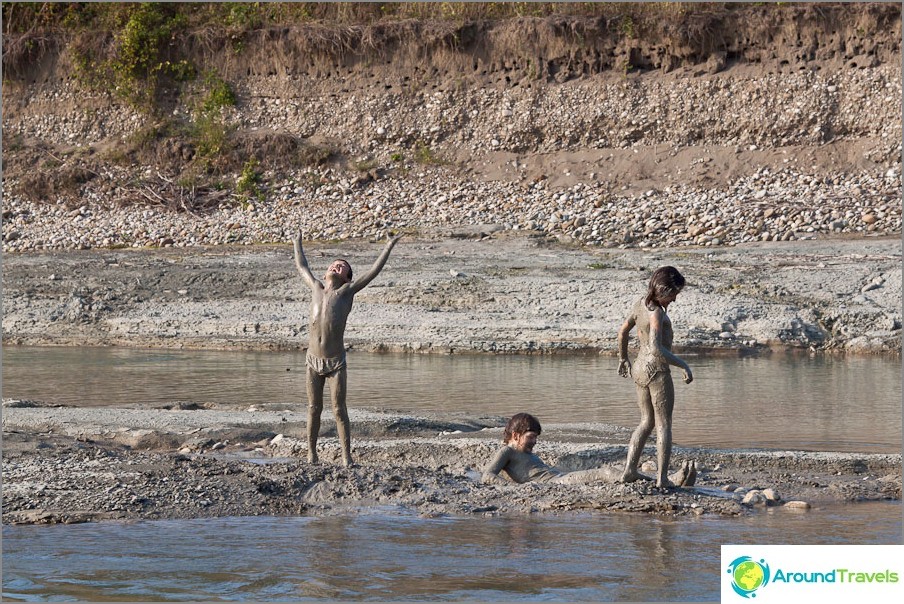 On the nearest river you can take real mud baths.