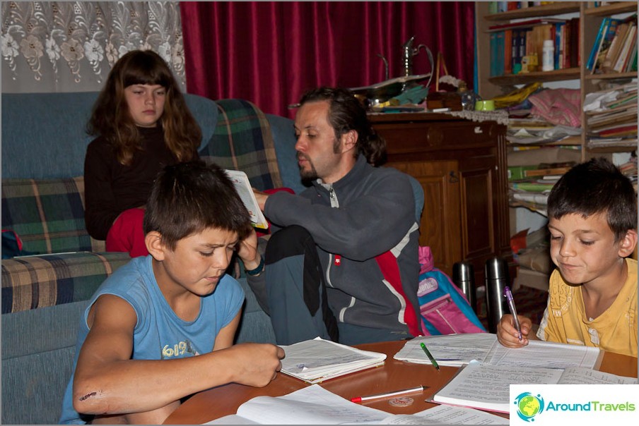Oleg helps children gnaw granite science