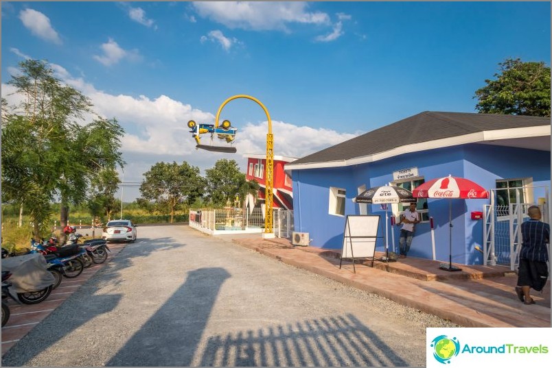 Inverted house in Pattaya - an attraction for children and selfimanov