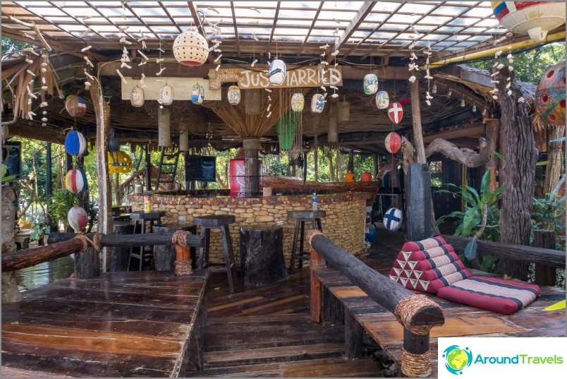 Cafe Monkey Bar on Phi Phi - for introverts and meeting dawn