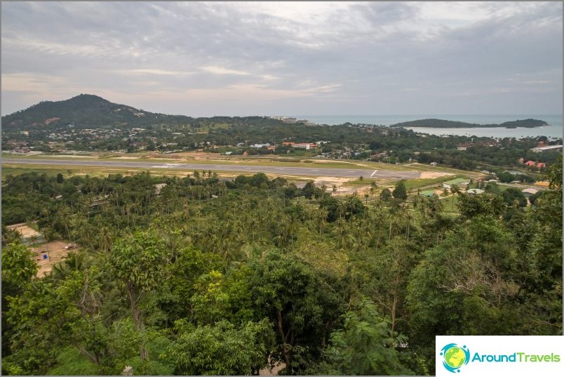 Takeoff Samui airport and the hills of the area of ​​Play Lam