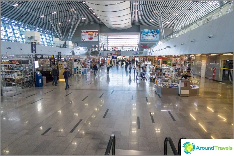 4th floor, coffee shops, shops and souvenirs