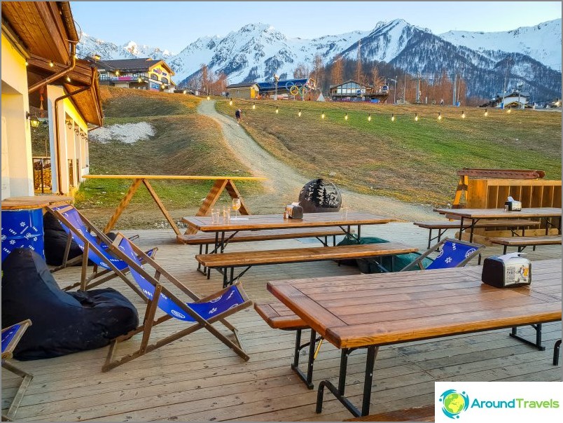 Cafe Pear - a place for adult uncles and aunts at Rose Plateau (1170m)