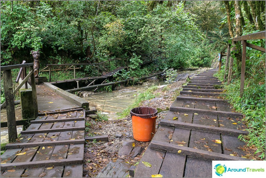 Along the riverbed on both sides are wooden flooring and ladders