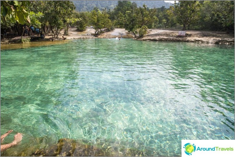 Emerald Lake, it is the Emerald Pool. Depth of about 1.5 meters. Stones around unrealistically slippery