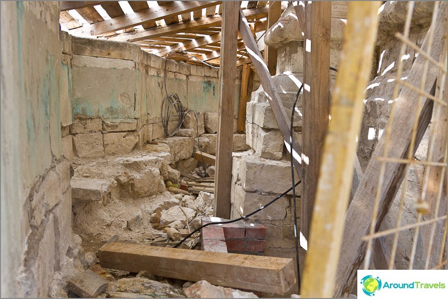 The foundation of the temple is only 70cm, so around it there is a wall and a thick layer