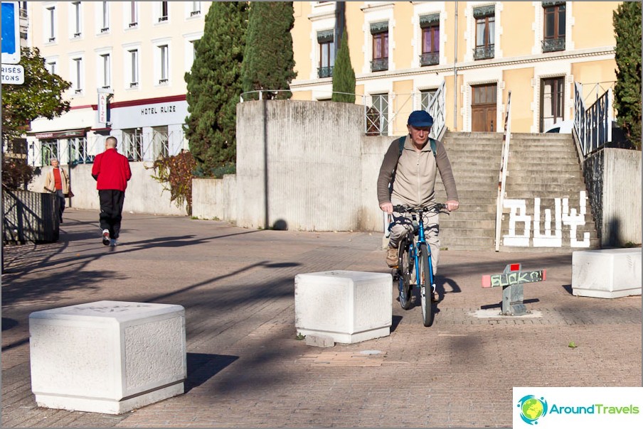 Grenoble Elderly Cyclist