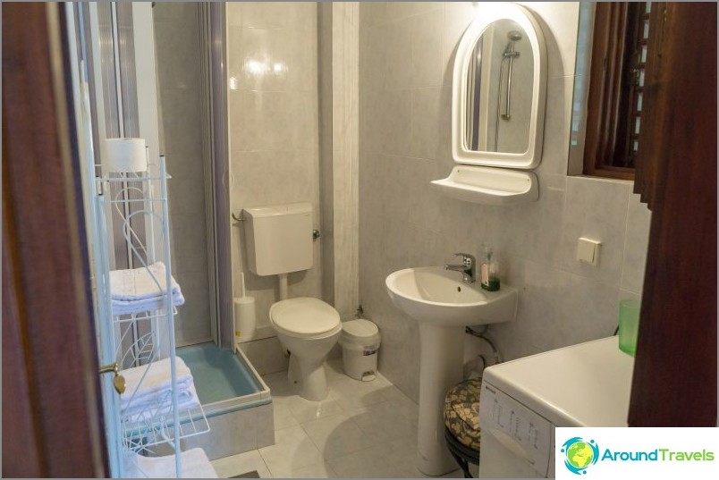 Large bathroom with washer