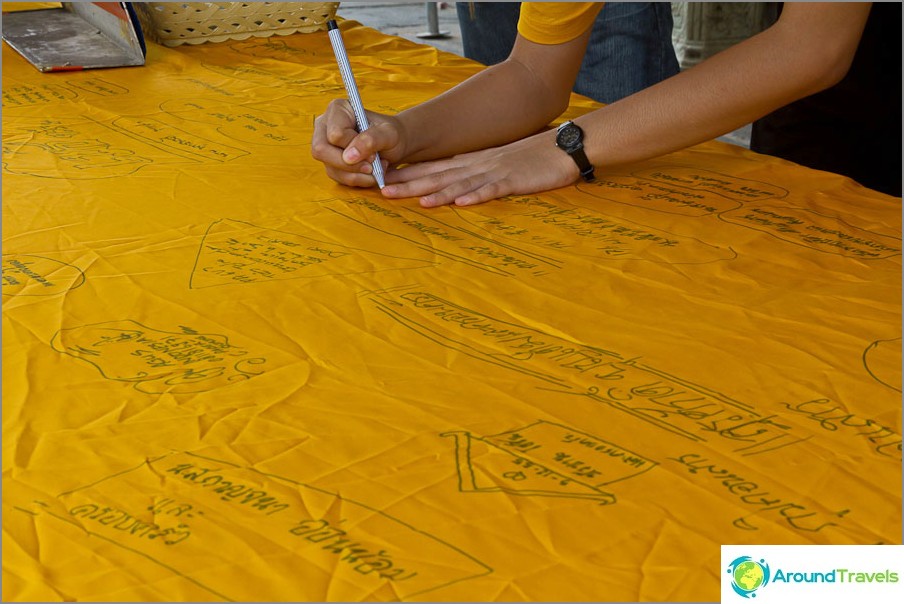 Write wishes on yellow fabric