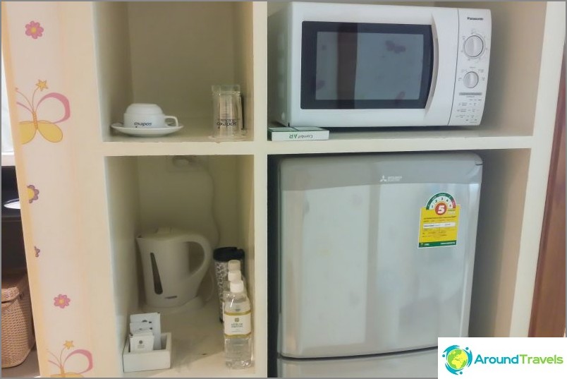 There is a fridge, kettle and microwave, very convenient