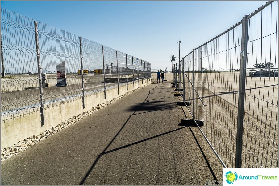 These are all fences fenced off. Passage to the sea