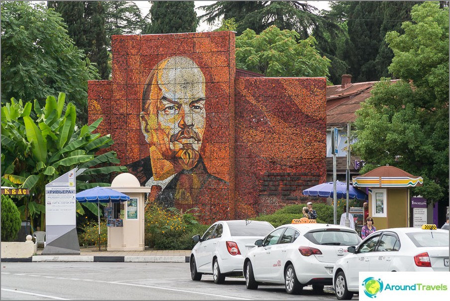 The first thing that can strike the eye near the main entrance - a portrait of Lenin