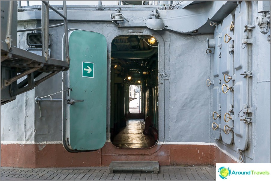 For the convenience of single visitors, the route is drawn with green arrows.