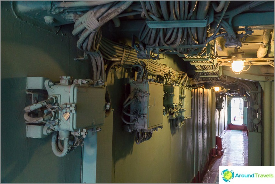 A lot of wires stretch along the corridors, there are guards and other elements of the destination unknown to the inhabitant