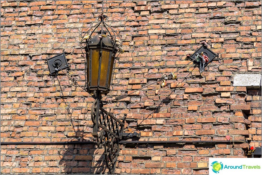 At the entrance of the lanterns with locks from the newlyweds, how did they get in here?