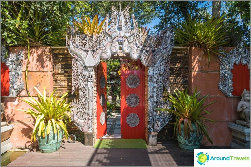 Directly the entrance to the Botanic Garden
