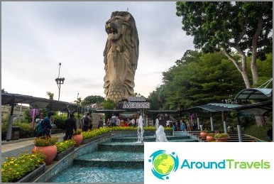 The symbol of Singapore and the observation deck - a lion with a fish tail