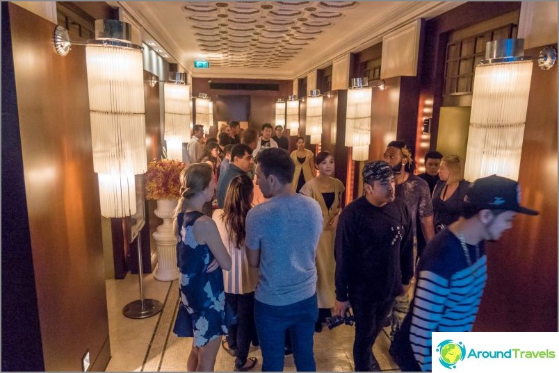The queue at the elevator in Lebua to descend