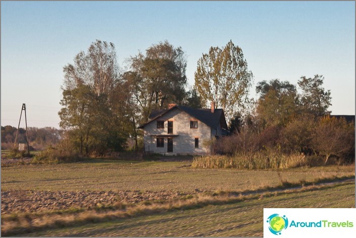 In the suburbs of Poland, most of the houses are well-kept and neat.