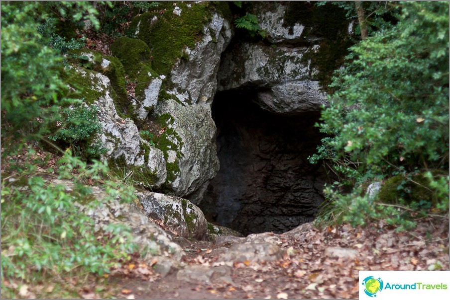 The entrance to the cave is not easy to find.