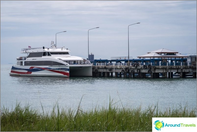 The catamaran of the company Lomprayya - the fastest public transport by sea