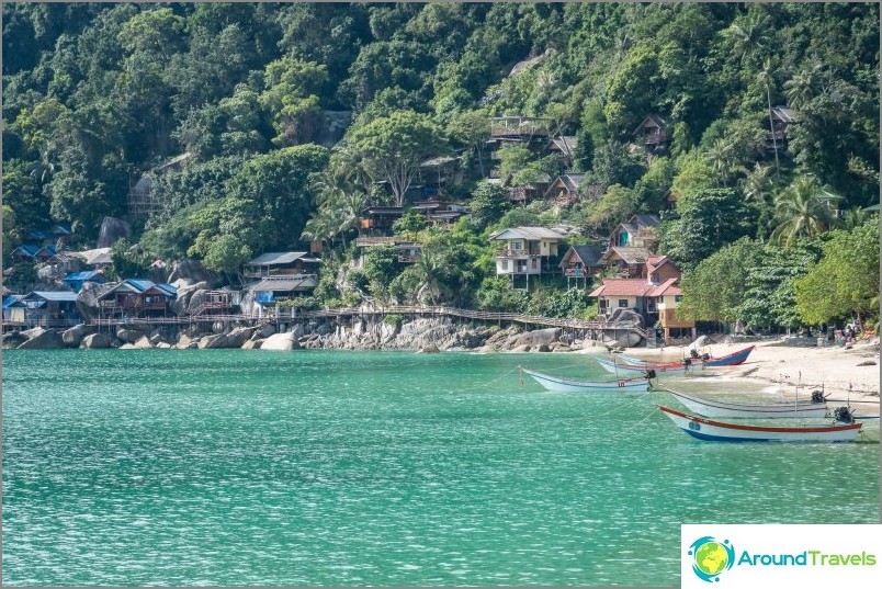 The far cape of Haad Yuan is also surrounded by bridges, tenants of local bungalows are walking along them.