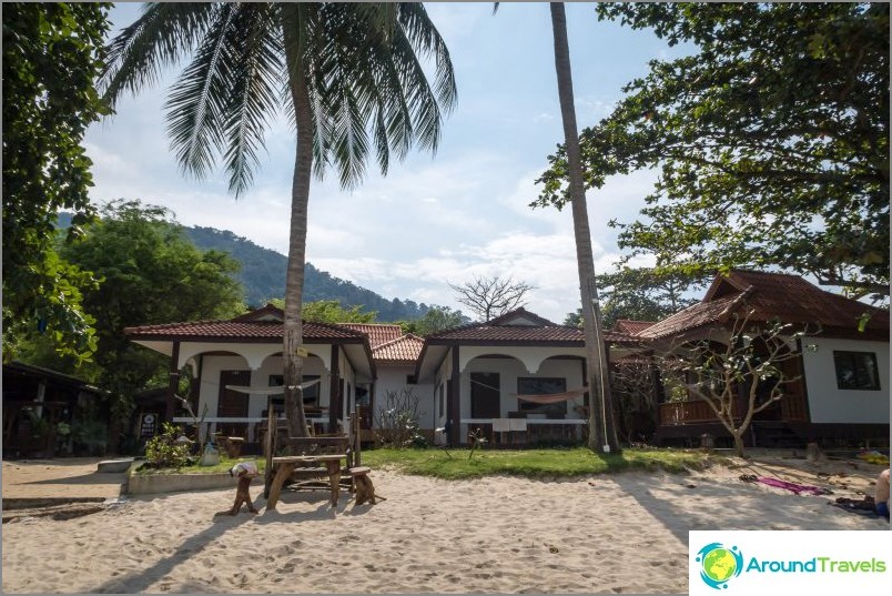 The shore is shallow, without sharpness. Houses - 50 meters from the water.