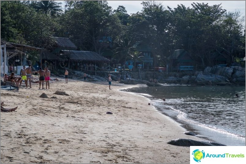 The sand is quite dense, almost do not bruise tourists
