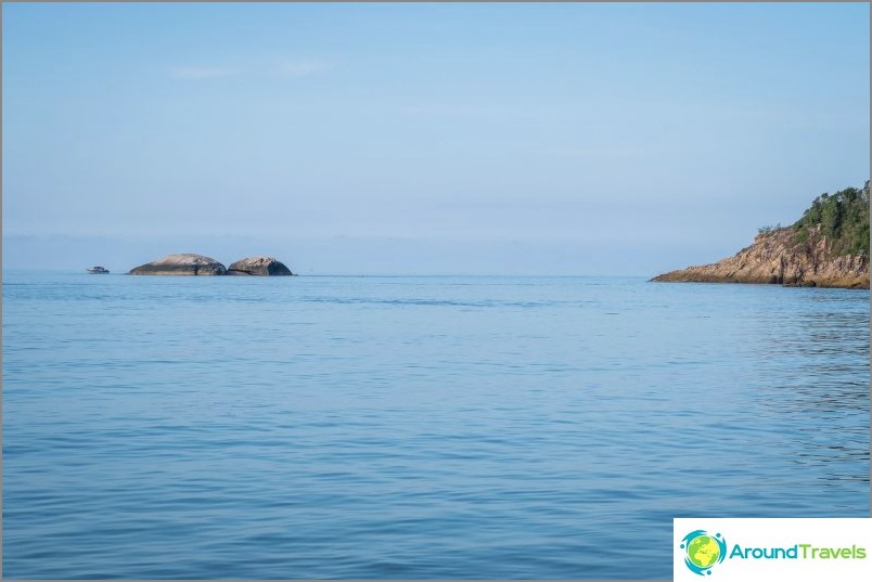 Horizon on the right edge of the beach