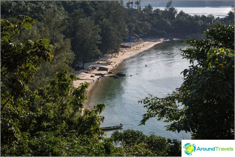 View from the viewpoint on the right edge of the beach. The stones are the middle of Haad Khoma.