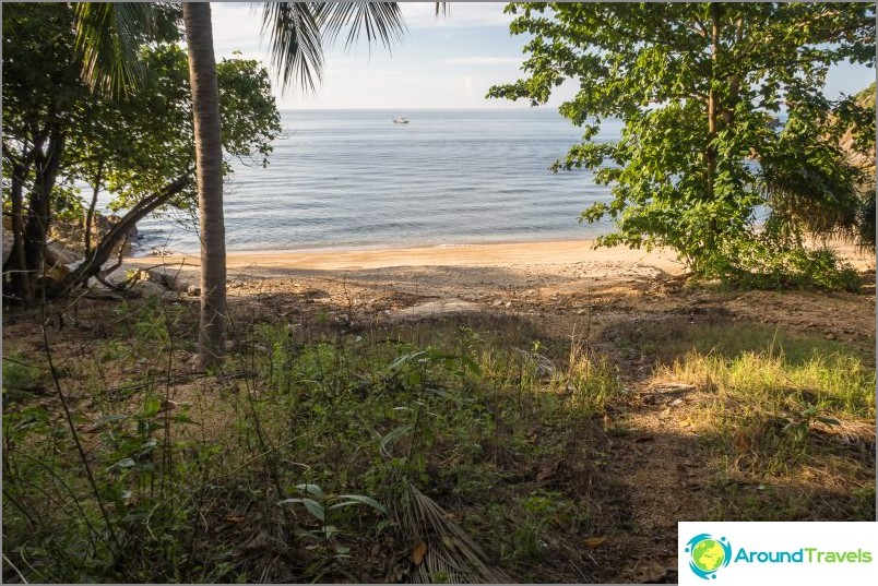 Access to the unnamed beach