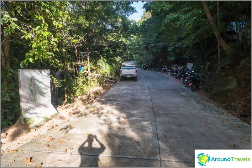 Here is the roadside parking on Haad Khoma.