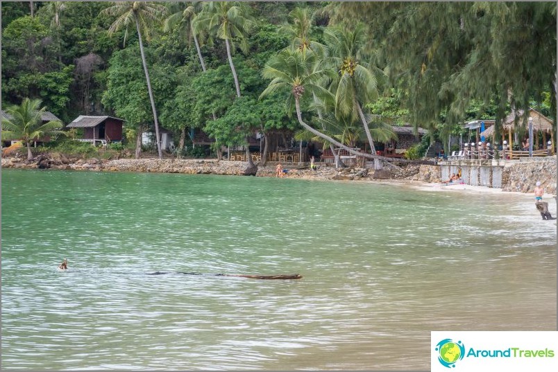 The shore is close to the water and in the stormy season the houses suffer here.