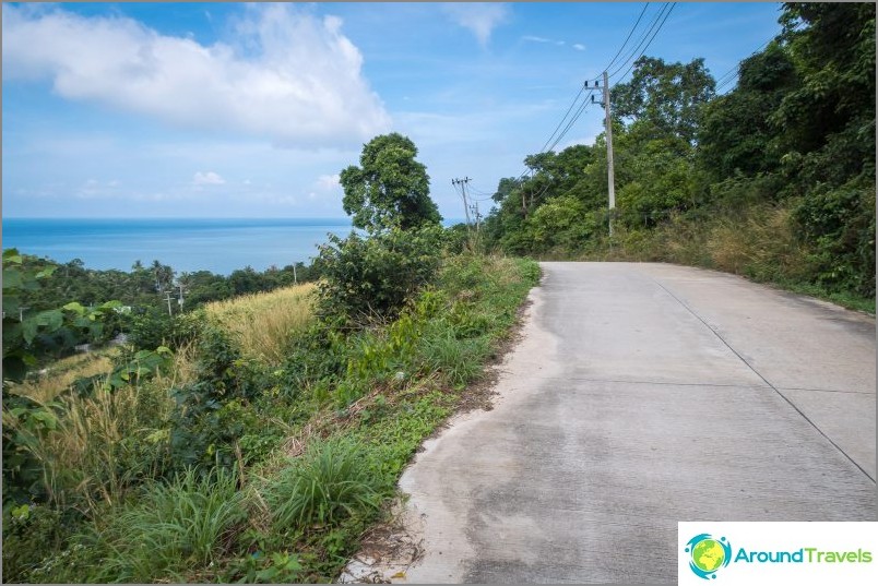 The road to the beach passes through a fairly open area with beautiful landscapes.