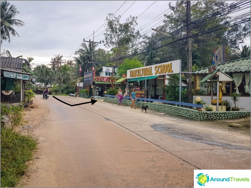 Here you need to turn off the road to get to Neikid / Zen Beach