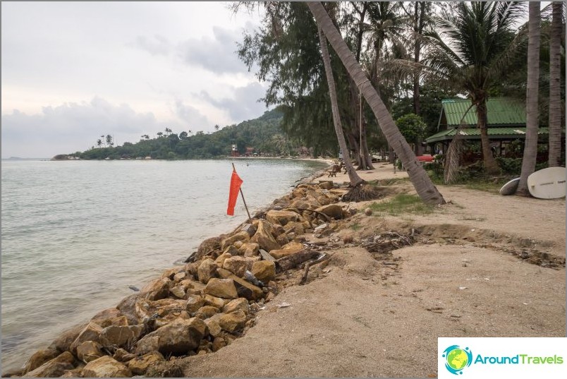 Ao Nai Wok, right view. The peak of the tide, it is impossible to walk along the shore, without going into private territory.