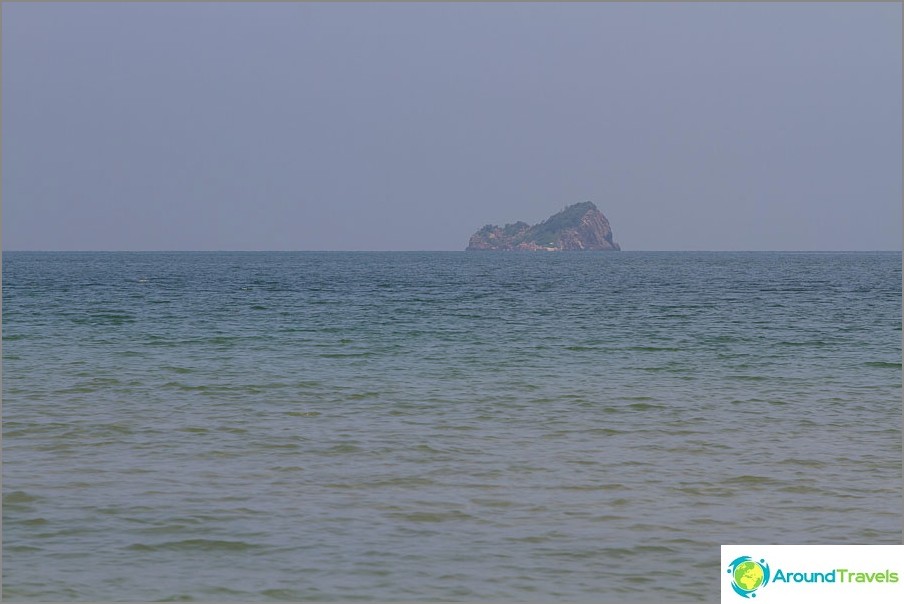 beach-tao-or-turtle-near-mountain-khao-tao-04