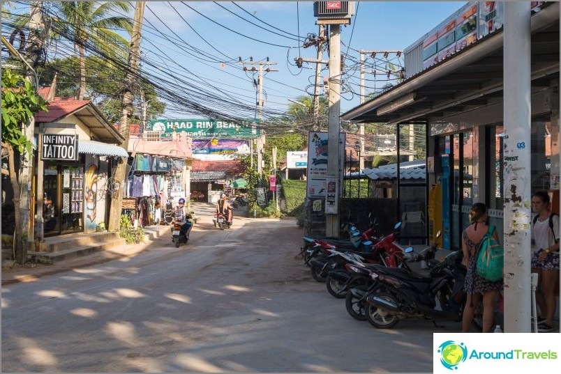 On the right is the edge of the 7Eleven, which serves as a guide.