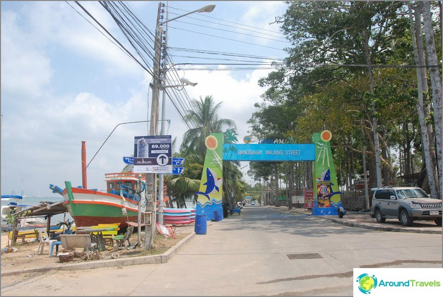 Walking Street to Bang Saray at the beginning of the beach