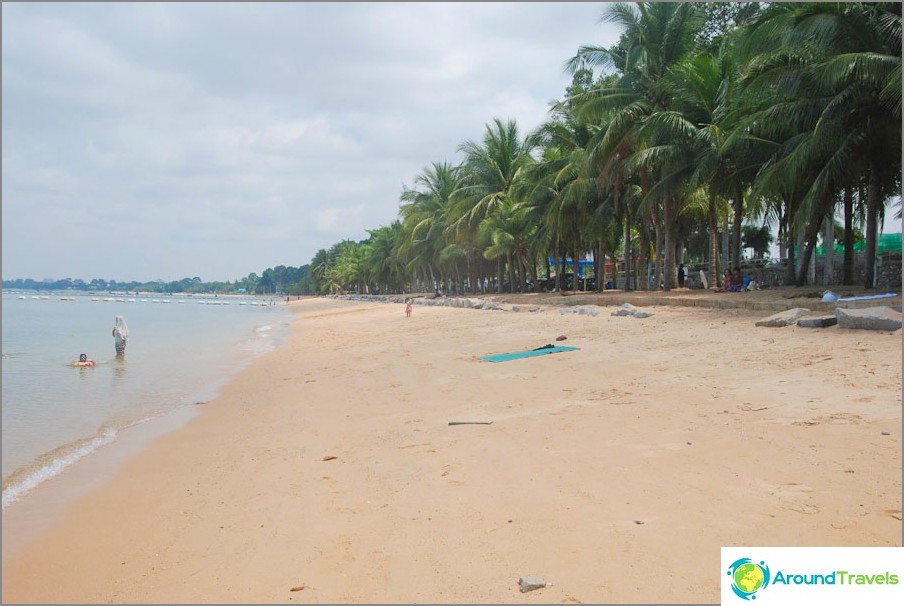 The beach directly in the village of Bang Saray