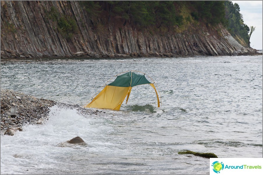 Someone took a tent to the sea
