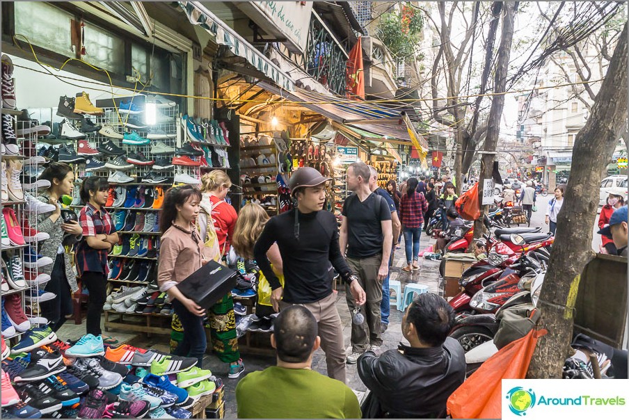 Tour quarter of Hanoi, the streets are filled with merchants