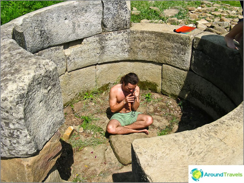 I sit on a vargan playing inside the dolmen