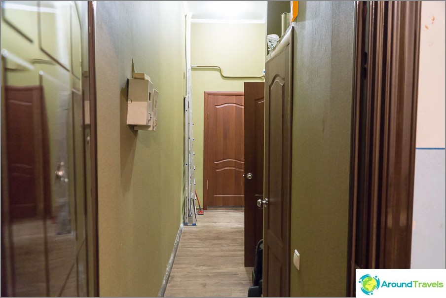 Common corridor with another apartment surrendering to Airbnb