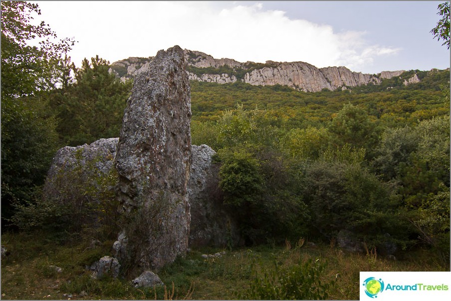 Very strange stone, like the Sail Rock in Praskoveevka